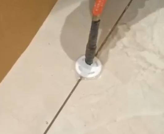 郴州市瓷砖空鼓维修公司专业解答瓷砖在铺贴过程中，如果没有涂抹均匀到位的粘结材料（如水泥砂浆或瓷砖胶），可能会导致以下问题