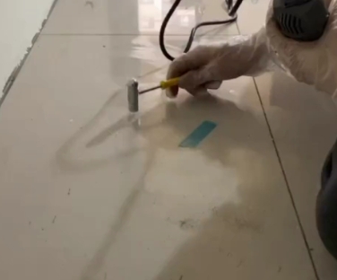 郴州市瓷砖开裂维修公司专业分享瓷砖在铺贴前如果没有沥干水分，将会导致以下问题