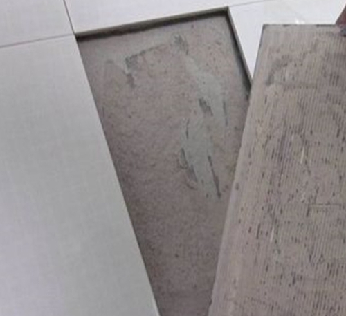 郴州市瓷砖空鼓维修公司分享瓷砖铺贴时如果打浆（即涂抹在瓷砖背面和基层上的砂浆或瓷砖胶）过少，会带来以下问题